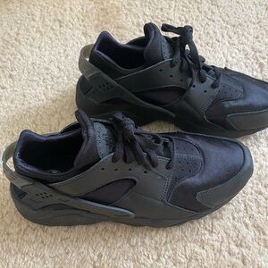 Black Nike Huaraches women’s size 9 excellent condition
